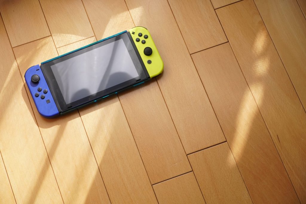 床に置かれたNintendo Switchの画像