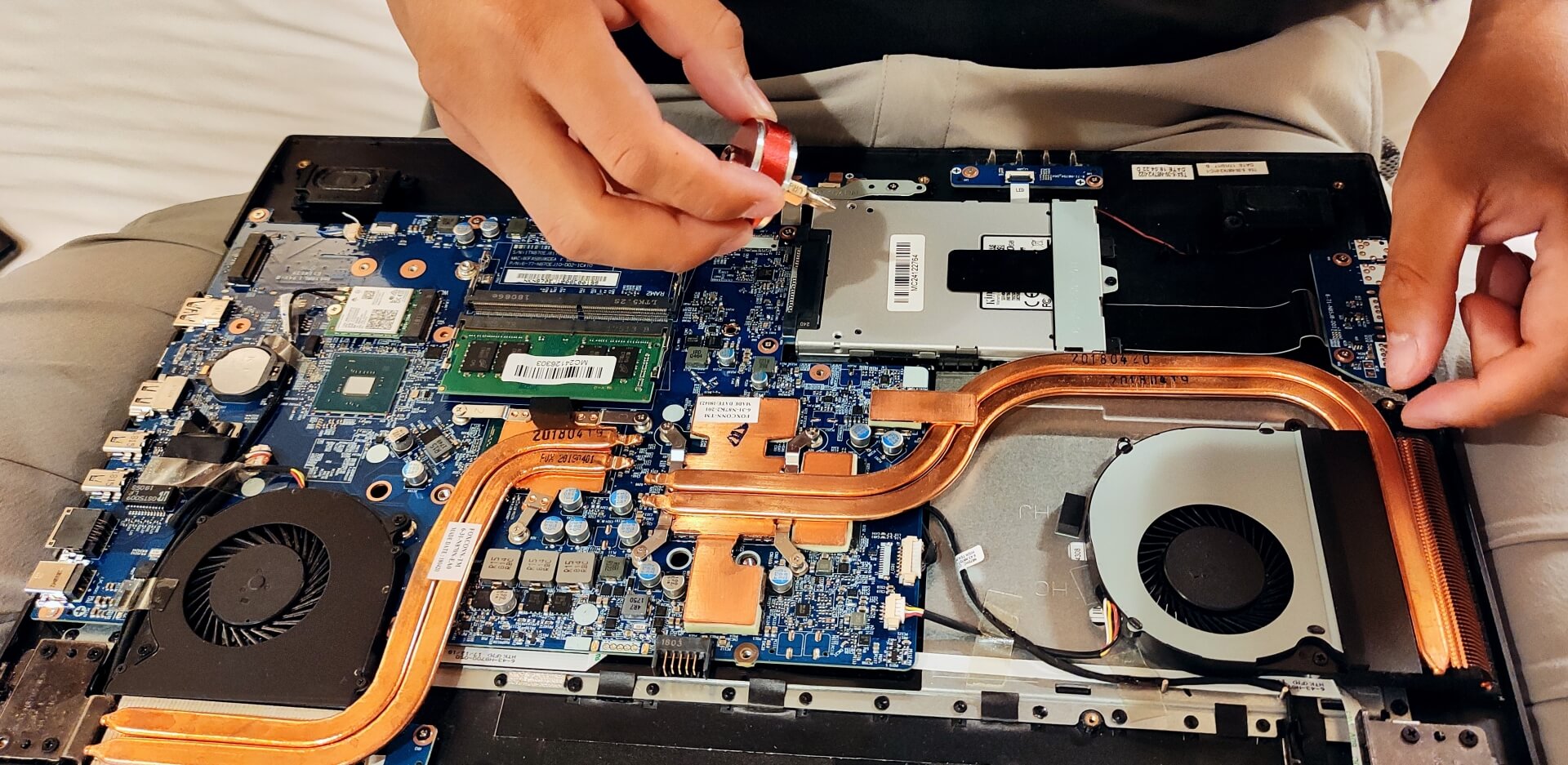 パソコンを修理している人の手元の画像