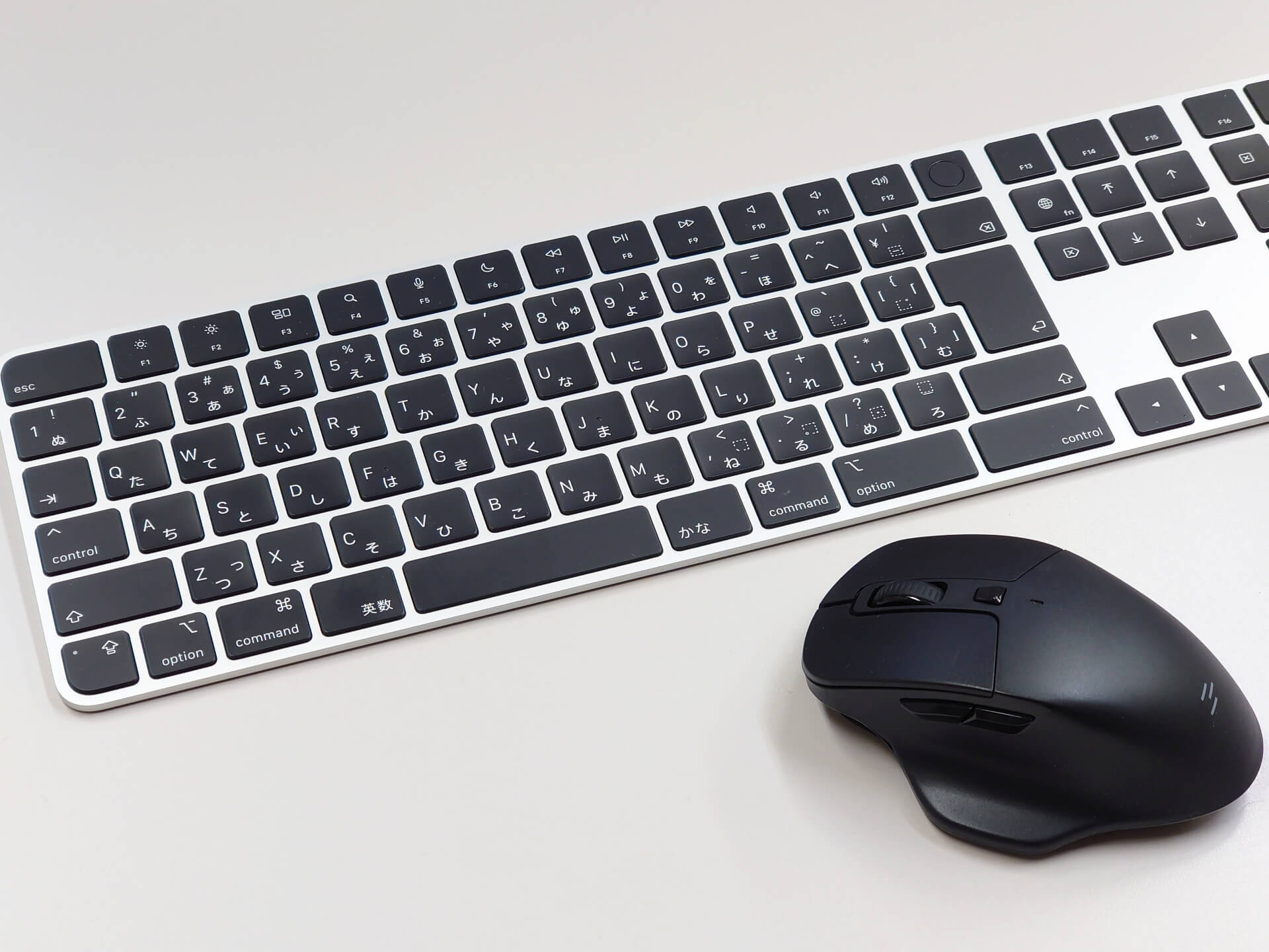 パソコンのキーボードとマウスの写真