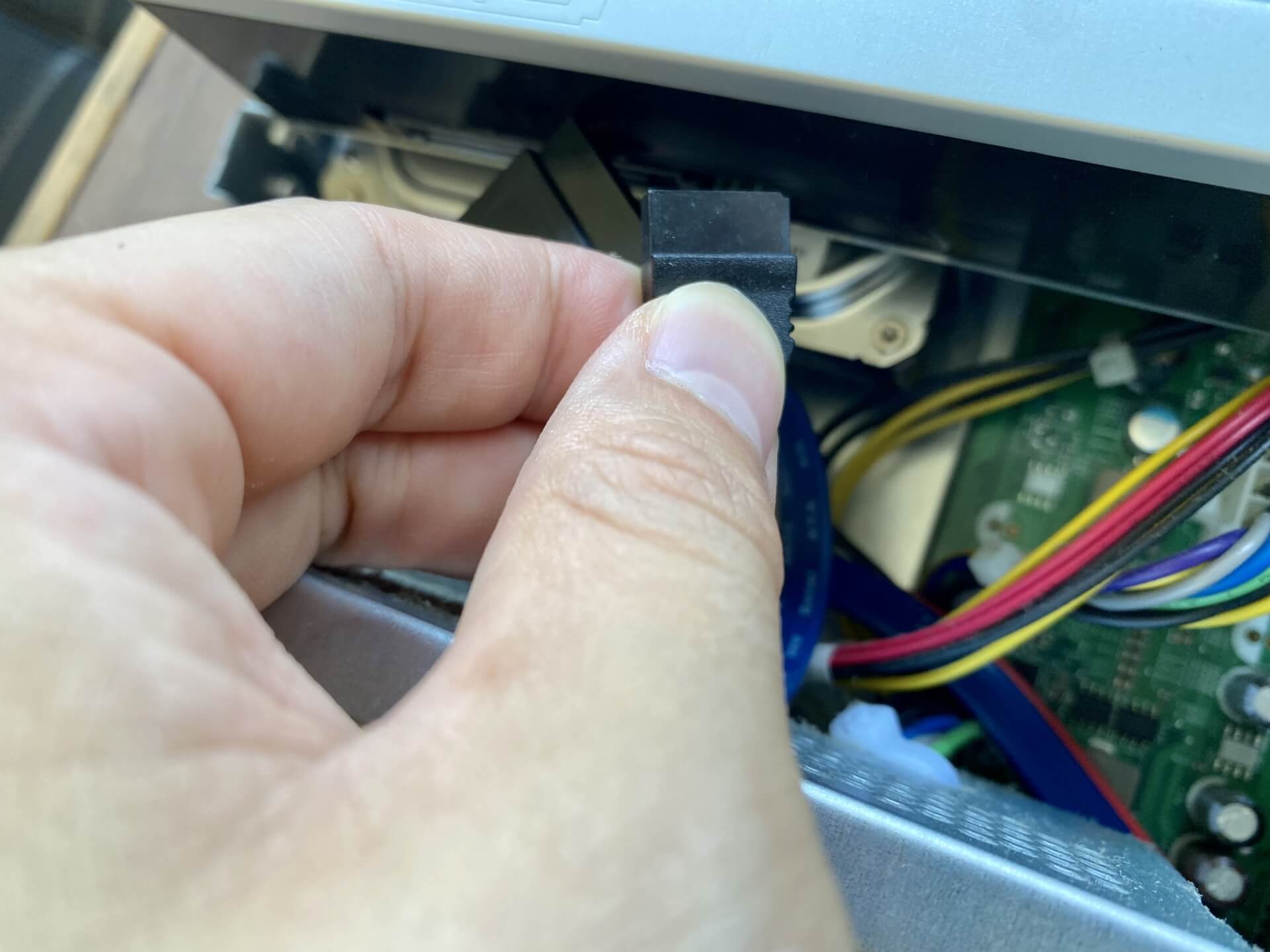 パソコンの修理をしている手元の画像
