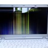 液晶割れが発生しているノートパソコンの画面